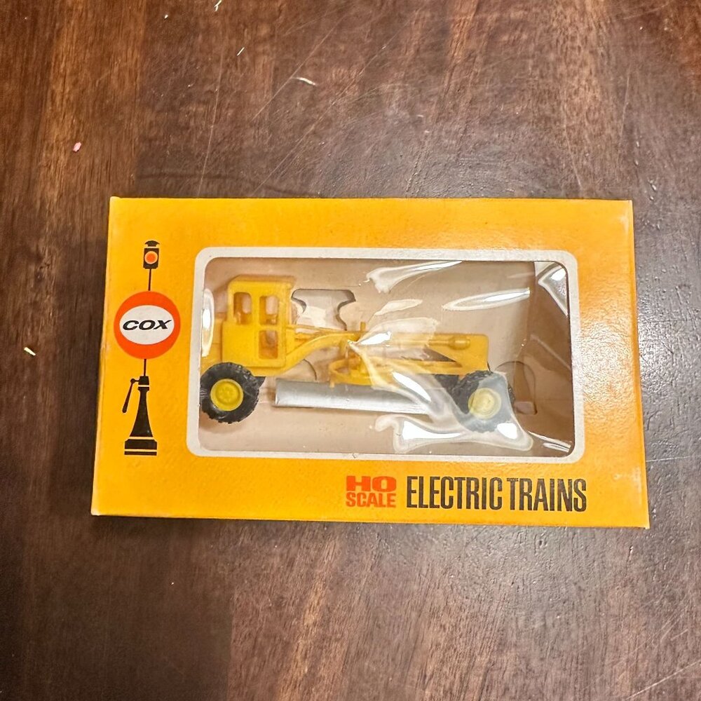 Cox HO Scale Electric Trains Road Grader Cat. No. 6230-5 Yellow Construction Veh